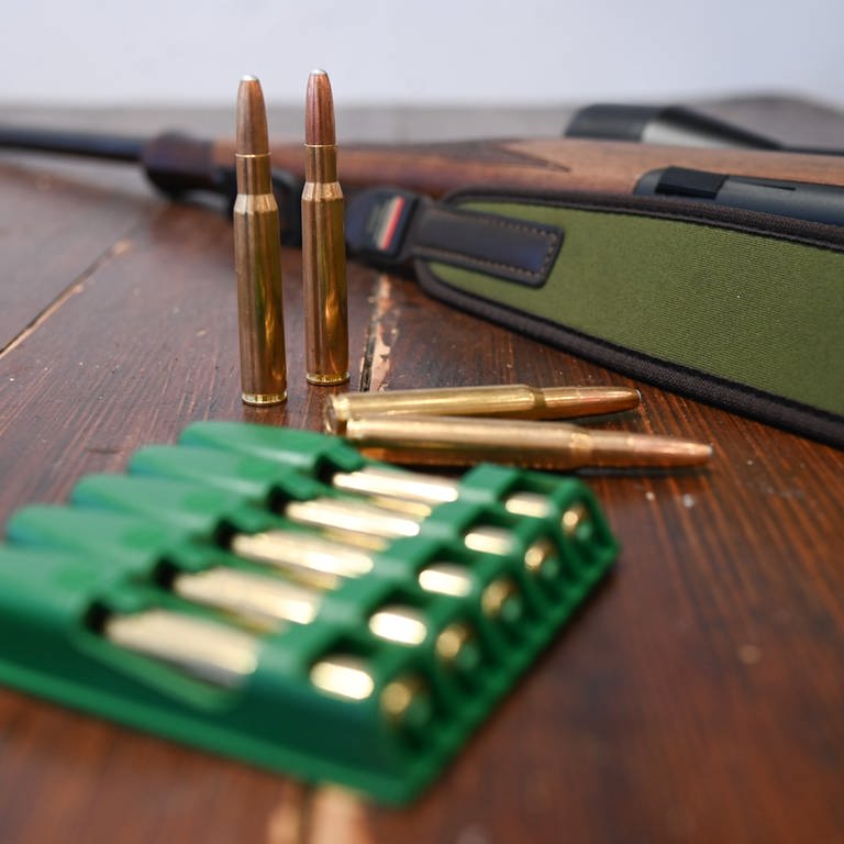 Ein Jagdgewehr und Munition vom Kaliber 30-06 Springfield liegen auf einem Tisch.  (Foto: dpa Bildfunk, picture alliance/dpa | Marius Bulling)