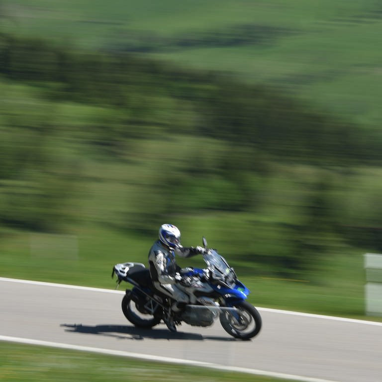 Ein Motorradfahrer fährt auf dem Schauinsland. (Foto: dpa Bildfunk, picture alliance / Patrick Seeger/dpa | Patrick Seeger)