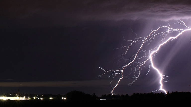 Ein Blitz zuckt bei einem Sommergewitter am nächtlichen Himmel nördlich von Ulm. (Foto: dpa Bildfunk, picture alliance/dpa/Ostalb Network | Alexander Wolf)