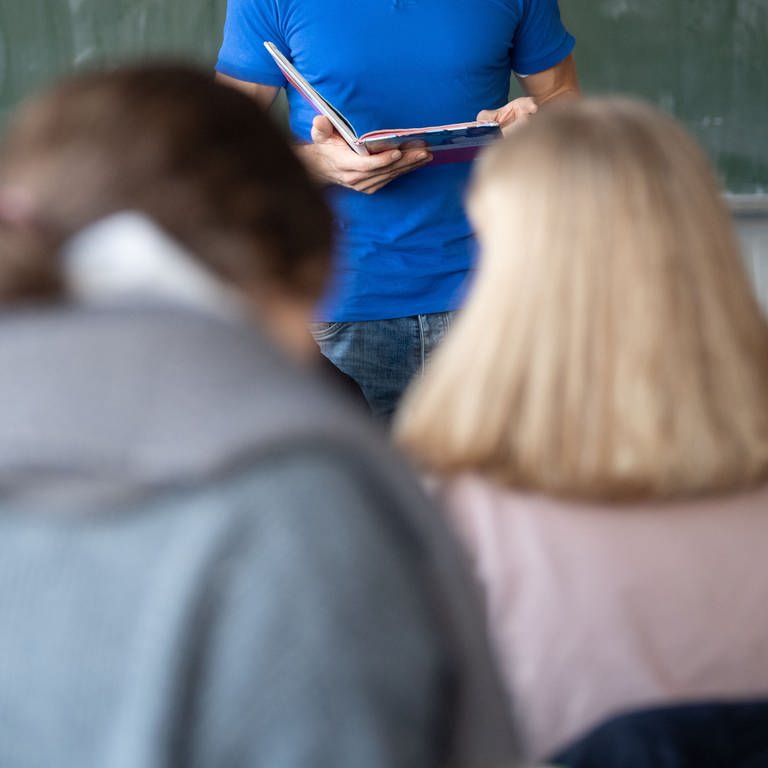 Ein Lehrer unterrichtet in einem Klassenzimmer einer Realschule. (Foto: dpa Bildfunk, picture alliance/dpa | Marijan Murat)