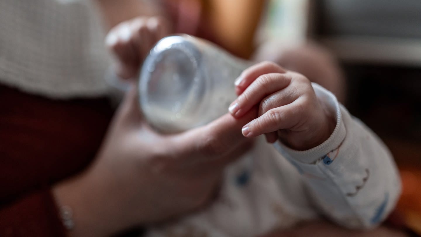 Ein Baby wird mit einer Flasche gefüttert (Foto: dpa Bildfunk, picture alliance/dpa | Fabian Strauch)