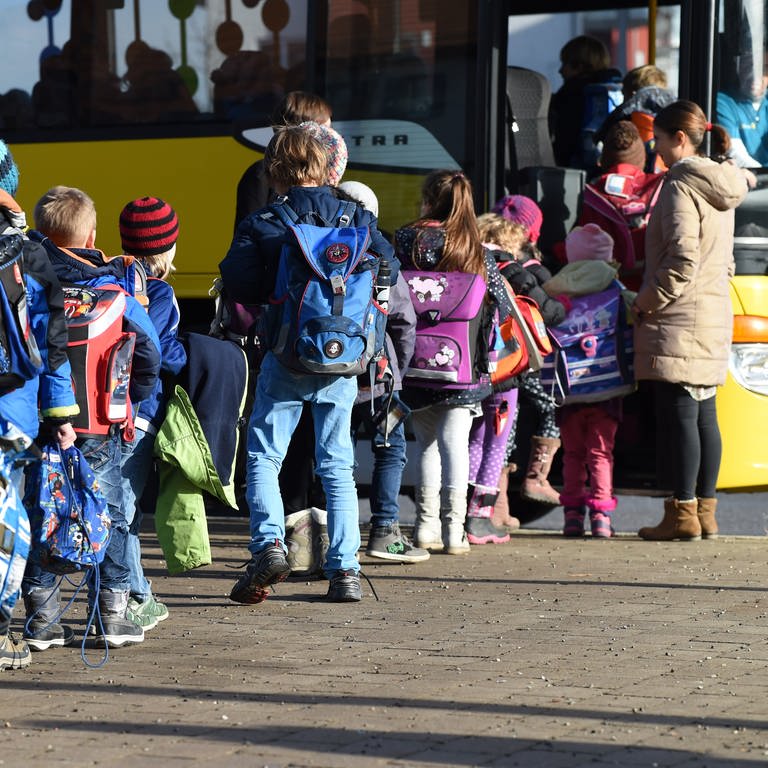 Mehrere Schüler steigen in einen Schulbus ein.  (Foto: dpa Bildfunk, picture alliance / Felix Kästle/dpa | Felix Kästle)