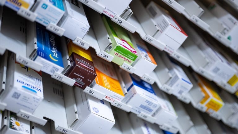  Zahlreiche Medikamente, darunter auch verschreibungspflichtige Mittel, liegen in einem Ausgabeautomaten in einer Apotheke.  (Foto: dpa Bildfunk, Picture Alliance)