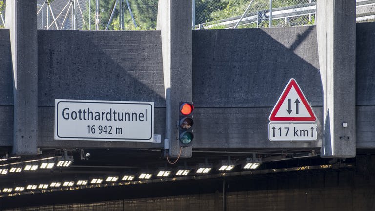 Die Ampel am Eingang des Nordportals zum Gotthard-Straßentunnel steht auf Rot. Im Gotthard-Straßentunnel in der Schweiz ist ein Riss in der Tunneldecke entdeckt worden. Das Bundesamt für Straßen (Astra) teilte mit, dass die Verbindung zwischen der Zentralschweiz und dem südlichen Kanton Tessin bis auf Weiteres für den Verkehr gesperrt bleibe. (Foto: dpa Bildfunk, picture alliance/dpa/KEYSTONE | Urs Flueeler)