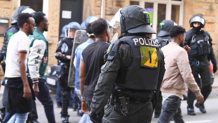 A group of people are escorted by police forces after riots at an Eritrea event.  (Photo: SWR)