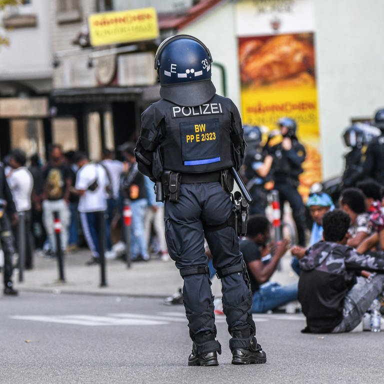 Ein Polizist steht nach Ausschreitungen bei einer Eritrea-Veranstaltung auf der Straße. (Foto: dpa Bildfunk, picture alliance/dpa | Jason Tschepljakow)