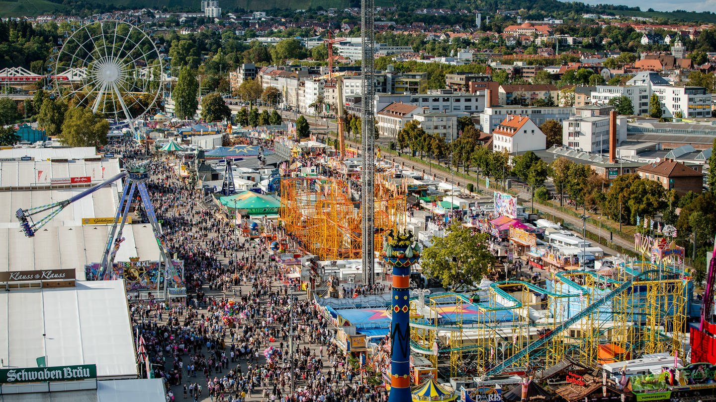 Zahlreiche Besucher genießen bei Sonnenschein das 176. Cannstatter Volksfest auf dem Cannstatter Wasen. (Foto: dpa Bildfunk, picture alliance/dpa | Christoph Schmidt)