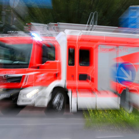 Feuerwehreinsatz im Kölner Stadtteil Höhenberg - Ein Löschfahrzeug der feuerwehr fährt mit Blaulicht durch eine Straße zu einem Einsatz  (Foto: IMAGO, IMAGO / Maximilian Koch)