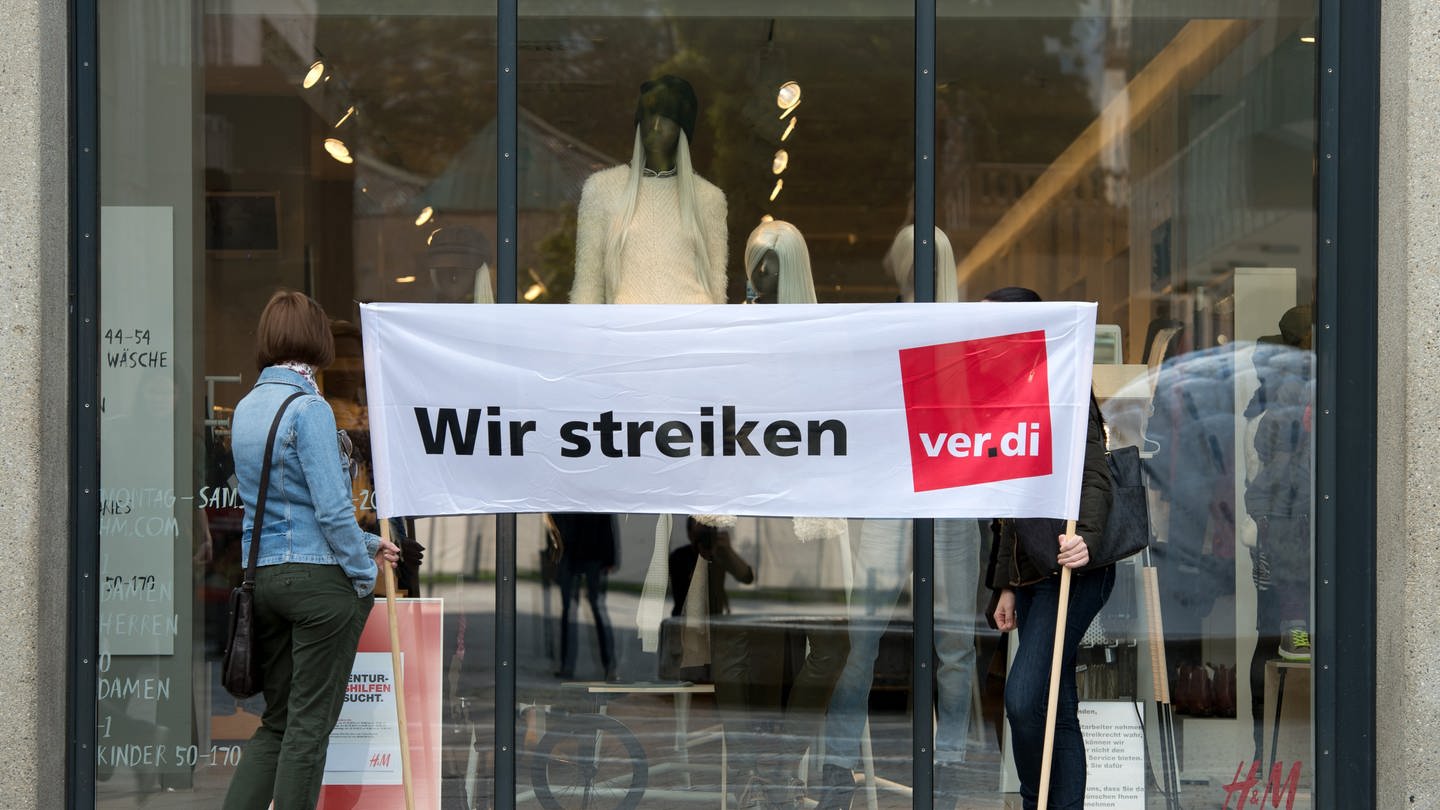 Zwei Frauen stehen in Stuttgart mit einem Transparent mit der Aufschrift 
