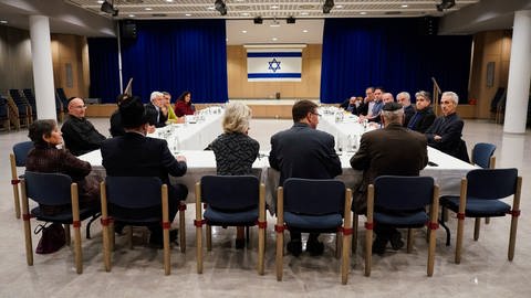 Vertreter der israelitischen Religionsgemeinschaften und von muslimischen Verbänden unterhalten sich in der Synagoge während eines Treffens. (Foto: dpa Bildfunk, picture alliance/dpa | Uwe Anspach)