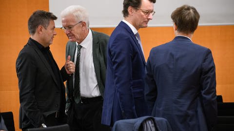 Robert Habeck und Winfried Kretschmann unterhalten sich.picture alliancedpa | Bernd von Jutrczenka (Foto: dpa Bildfunk, Picture Alliance)