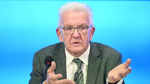 Winfried Kretschmann (Grüne), Ministerpräsident von Baden-Württemberg, spricht im Landtag bei einer Landes-Pressekonferenz. (Foto: dpa Bildfunk, picture alliance/dpa | Bernd Weißbrod)