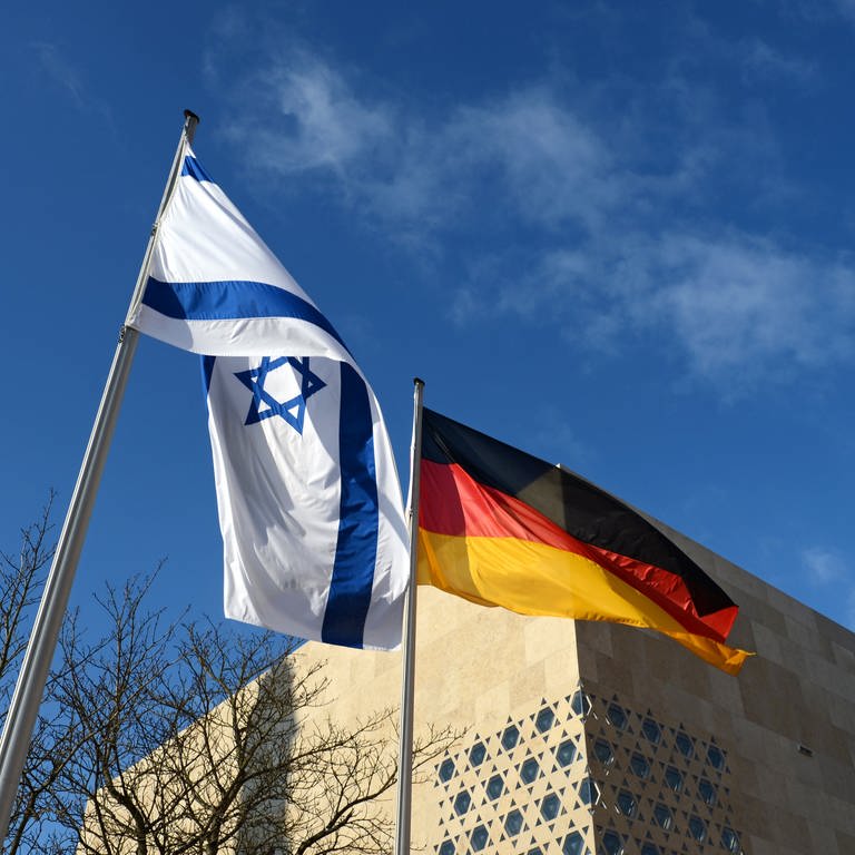 Eine israelische und deutsche Flagge (Foto: dpa Bildfunk, picture alliance / dpa | Felix Kästle)