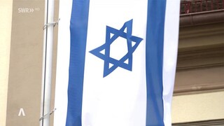 Drei Männer reißen Frau Israel-Fahne aus der Hand und treten 55-Jährigen  nieder - FOCUS online