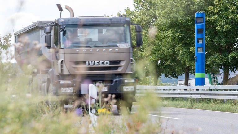 Ein Lastwagen fährt an einer Mautsäule auf einer Bundesstraße im baden-württembergischen Löwenstein vorbei. (Foto: dpa Bildfunk, picture alliance/dpa | Sebastian Gollnow)