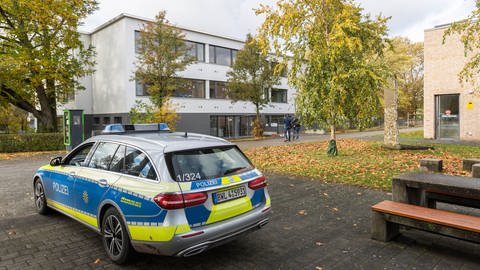 Ein Streifenwagen steht vor einer Schule in Offenburg, an der am Donnerstag ein Schüler erschossen worden war.  (Foto: dpa Bildfunk, picture alliance/dpa | Philipp von Ditfurth)