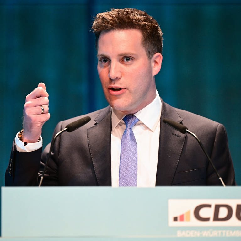 Manuel Hagel, Kandidat für den Landesvorsitz der CDU Baden-Württemberg, spricht beim Landesparteitag der CDU Baden-Württemberg. (Foto: dpa Bildfunk, picture alliance/dpa | Bernd Weißbrod)