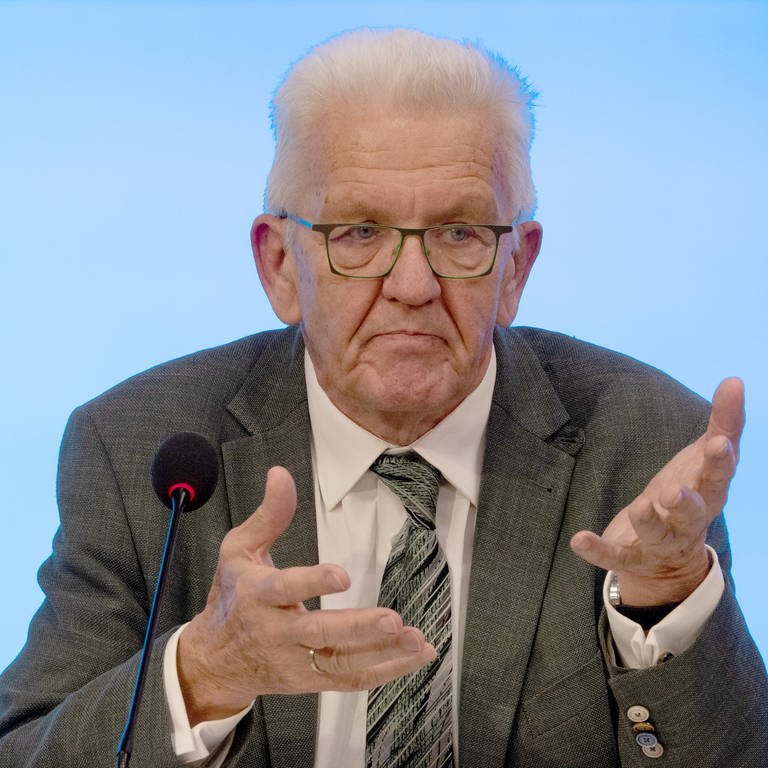 Winfried Kretschmann (Bündnis 90Die Grünen), Ministerpräsident von Baden-Württemberg, spricht im Landtag bei einer Pressekonferenz. (Foto: dpa Bildfunk, picture alliance/dpa | Anna Ross)