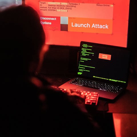 Hacker vor Bildschirm und Computern (Foto: dpa Bildfunk, picture alliance/dpa | Lino Mirgeler)