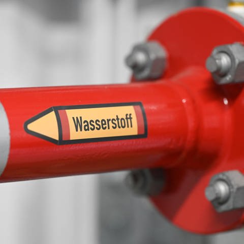 Der Hinweis Wasserstoff ist an einem Rohr in einem Verteilzentrum in Öhringen (Hohenlohekreis) angebracht. (Foto: dpa Bildfunk, picture alliance/dpa | Bernd Weißbrod)