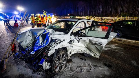 Ein schwer verbeultes Auto steht nach einem Unfall auf der A81 bei Mundelsheim (Kreis Ludwigsburg). (Foto: KS-Images.de/Karsten Schmalz)