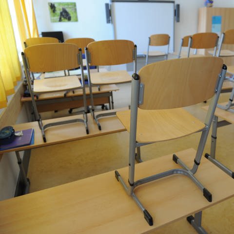 Klassenzimmer in Schule mit Stühlen auf den Tischen  (Foto: dpa Bildfunk, picture alliance / Jens Kalaene/dpa-Zentralbild/dpa | Jens Kalaene)