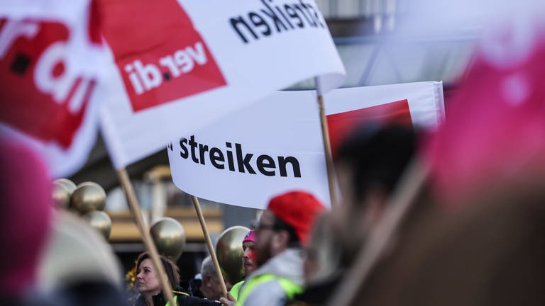 Menschen demonstrieren mit ver.di-Fahnen (Foto: dpa Bildfunk, picture alliance/dpa | Oliver Berg)