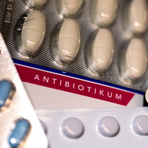 Eine Packung Antibiotika und diverse andere Medikamente liegen auf einem Tisch. (Foto: dpa Bildfunk, picture alliance/dpa | Monika Skolimowska)