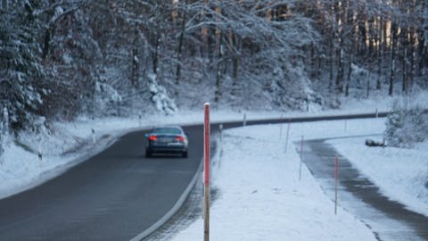 Ein Auto fährt durch eine schneebedeckte Landschaft (Foto: dpa Bildfunk, picture alliance/dpa/TNN | David Pichler (Archiv))