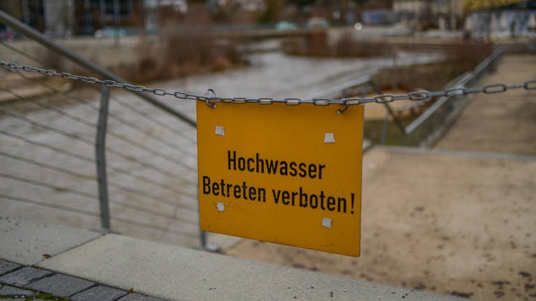Ein Schild "Hochwasser - Betreten verboten!" an einem Treppenabgang an der Rems in Schwäbisch Gmünd (Bild vom 29.01.2021) (Foto: IMAGO, IMAGO / onw-images (Archivbild))