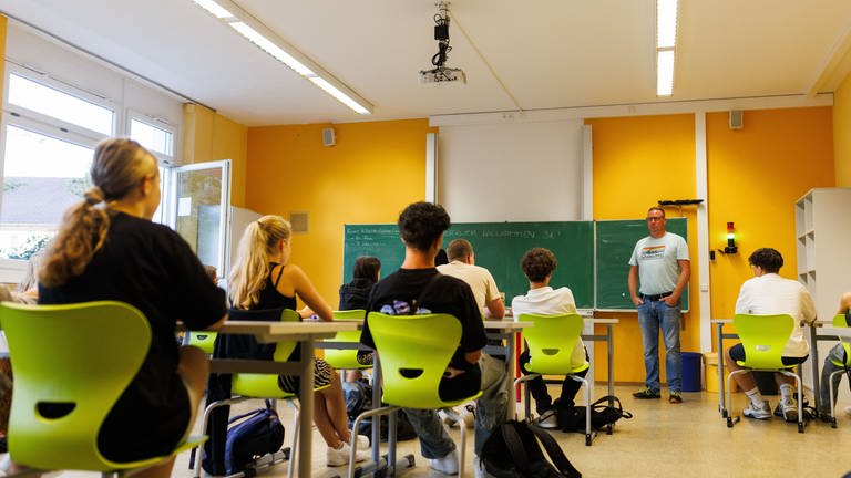 Der Klassenlehrer begrüßt eine neunte Klasse in der ersten Unterrichtsstunde des Jahres.  (Foto: dpa Bildfunk, picture alliance/dpa | Philipp von Ditfurth)