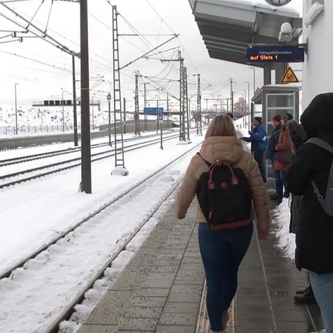 Personen auf Bahnsteig in Merklingen (Foto: SWR)