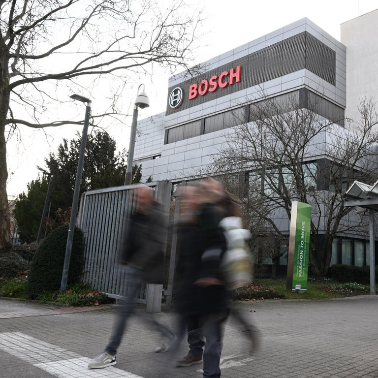 Arbeiter verlassen das Bosch-Werk im Stuttgarter Stadtteil Feuerbach. (Foto: dpa Bildfunk, picture alliance/dpa | Bernd Weißbrod)
