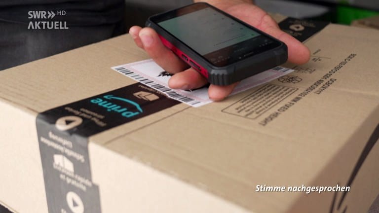 Handy liegt zum Sacannen auf einem Amazon Karton (Foto: SWR)
