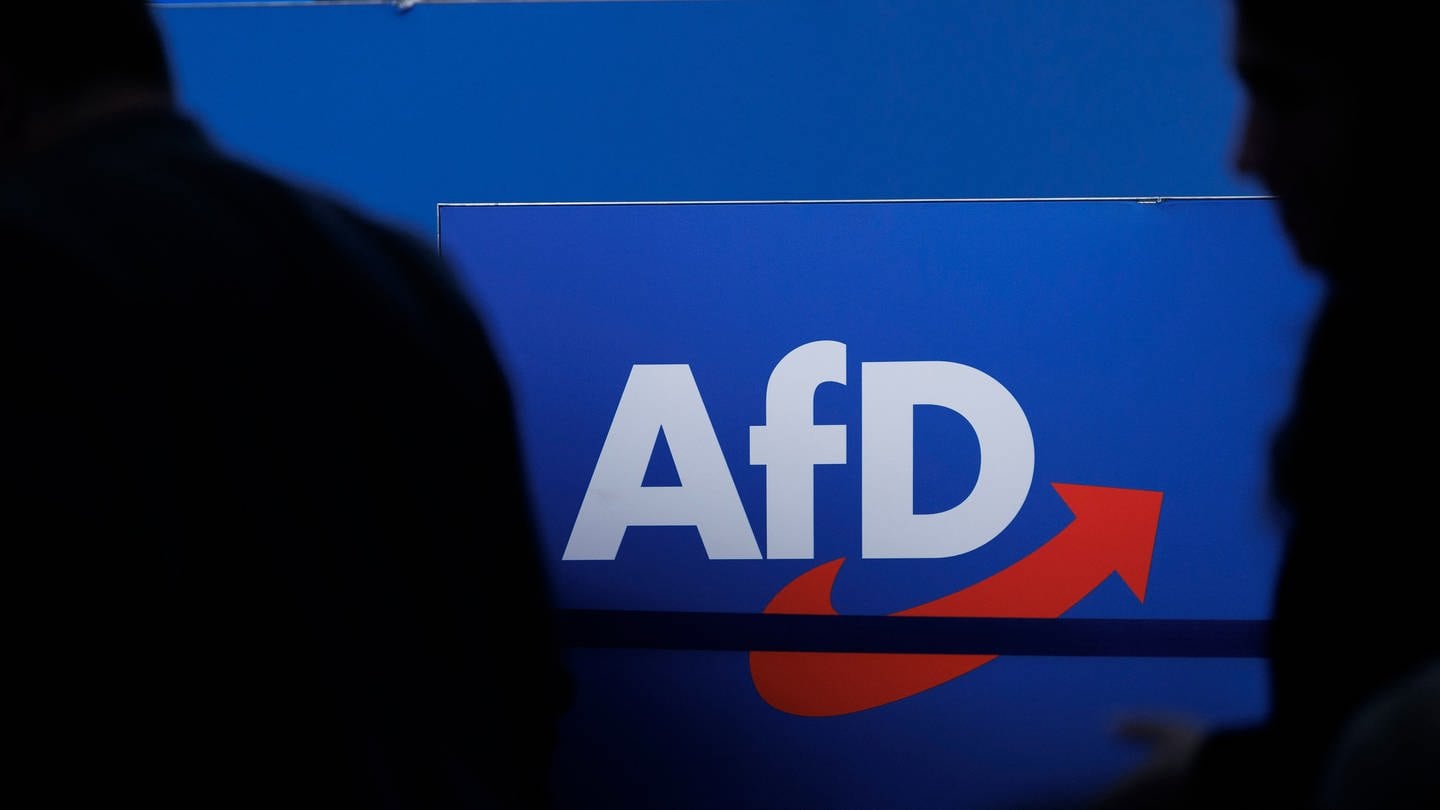 Schatten von Menschen vor dem Logo der AfD (Foto: dpa Bildfunk, picture alliance/dpa | Carsten Koall)