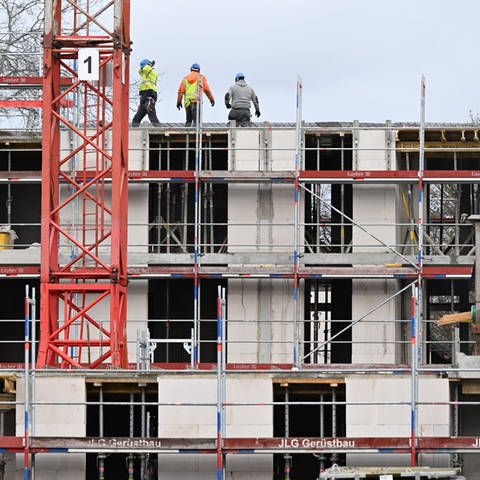 Arbeiter auf einer Baustelle für Wohnungen auf der auch staatlich geförderte Wohnungen entstehen. (Foto: dpa Bildfunk, picture alliance/dpa | Bernd Weißbrod)