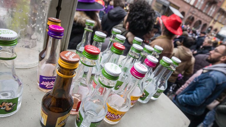 Alkohol auf einem Bild einer Fastnachts-Feier (Foto: dpa Bildfunk, picture alliance/dpa | Frank Rumpenhorst)