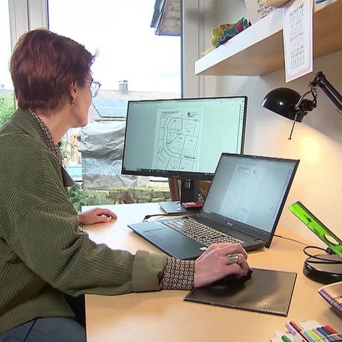 Frau vor PC und Notebook am Schreibtisch (Foto: SWR)