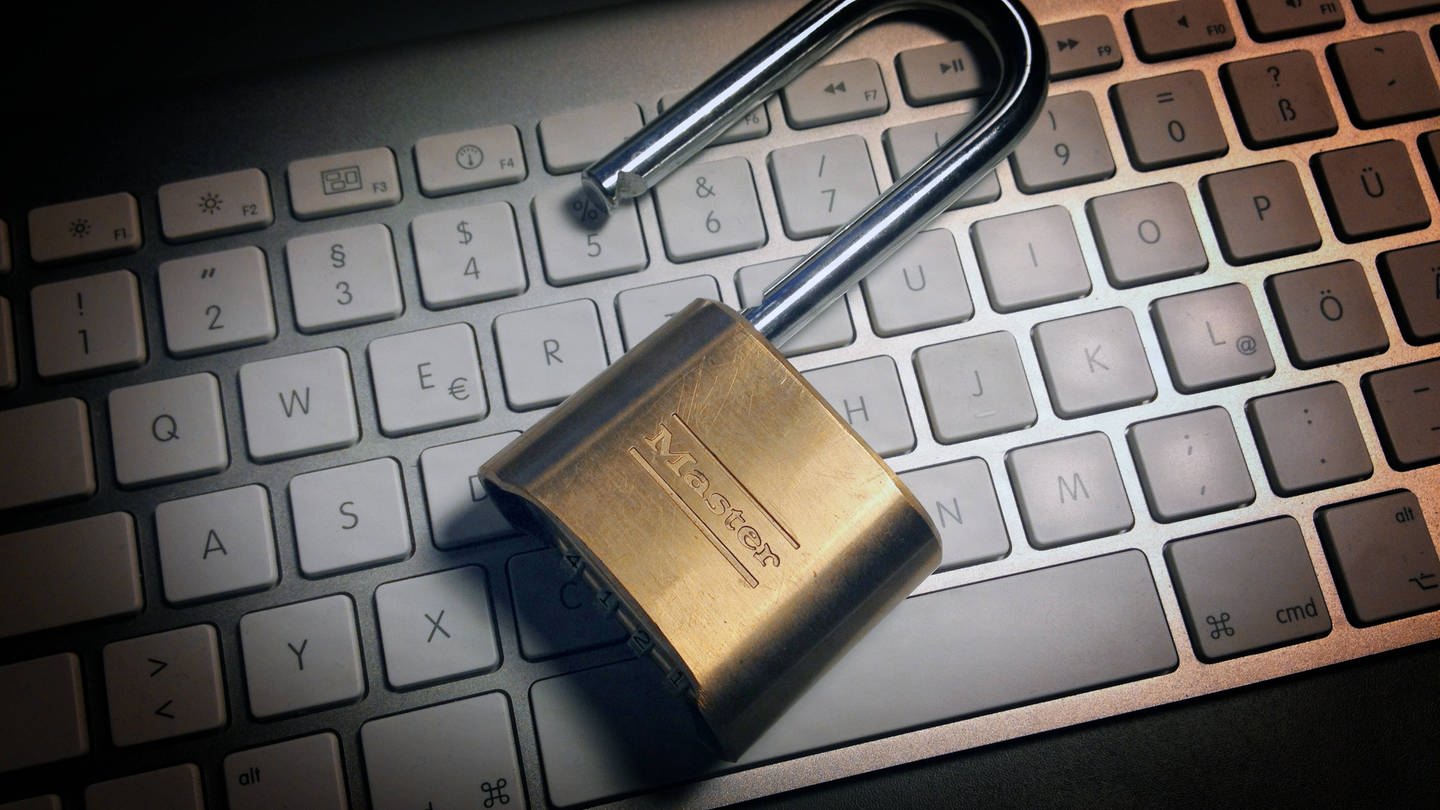 Sicherheit im Netz wird hier durch ein Schloss und eine Tastatur symbolisiert (Foto: IMAGO, Sven Simon)