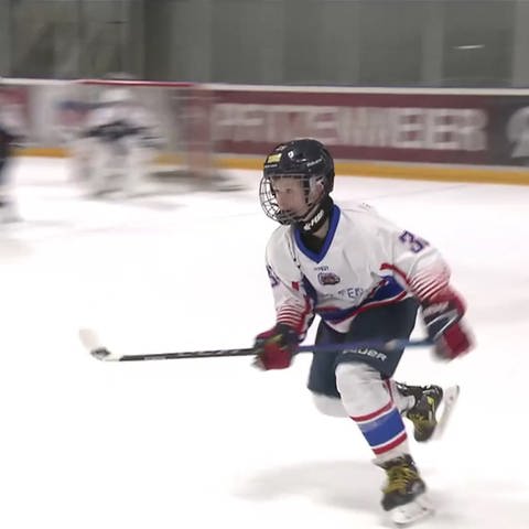 Kleiner Junge spielt Eishockey (Foto: SWR)