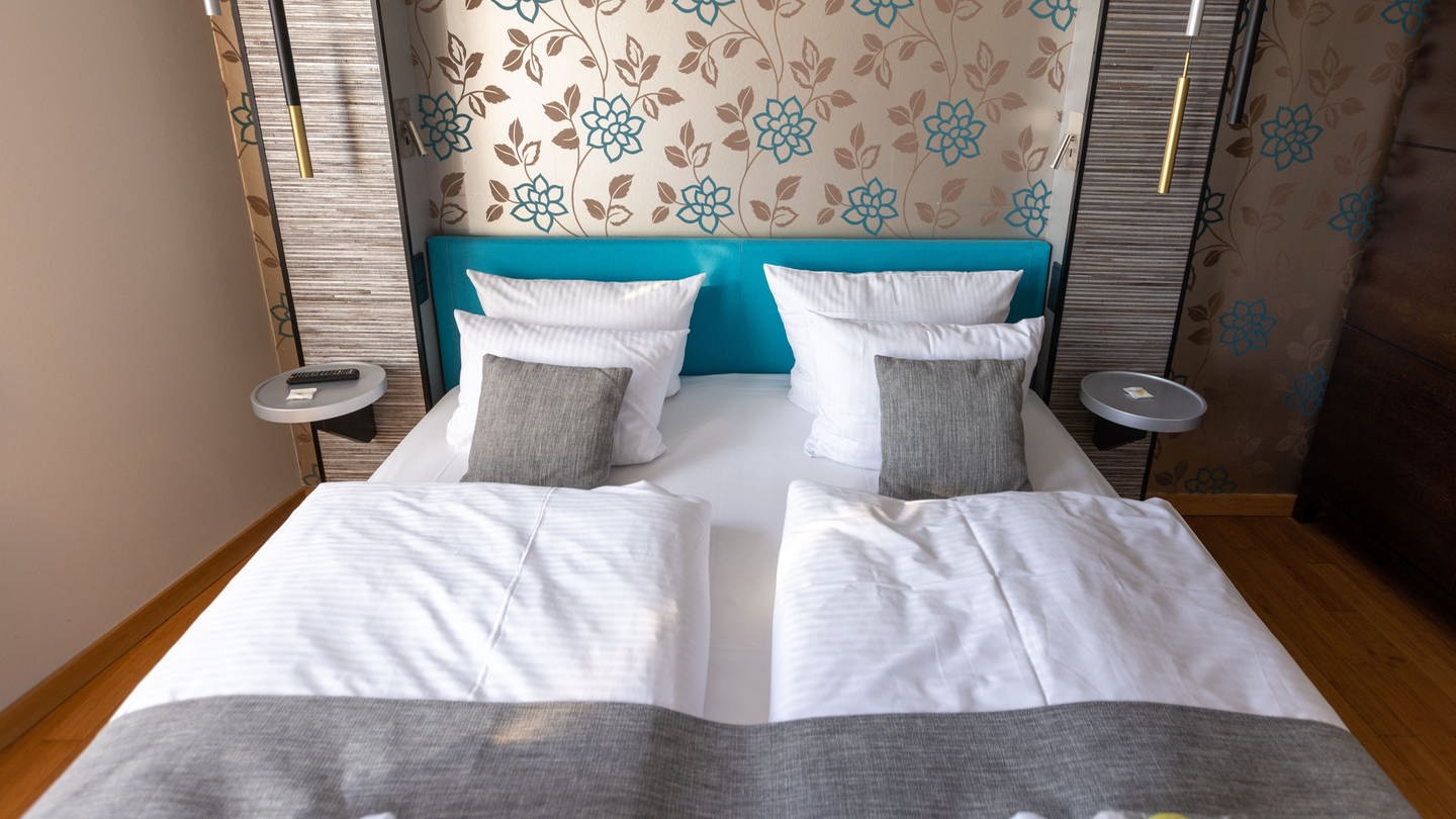 Ein Doppelbett in einem Urlauberhotel. (Foto: dpa Bildfunk, picture alliance/dpa | Jens Büttner (Symbolbild))