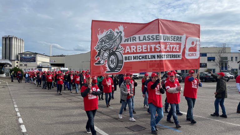 Mit einer Demonstration demonstrieren am Montag (26.2.) etwa 300 Mitarbeiterinnen und Mitarbeiter des Michelin-Werks Karlsruhe für den Erhalt des Standorts.  (Foto: SWR, SWR/Katharina Raquet )