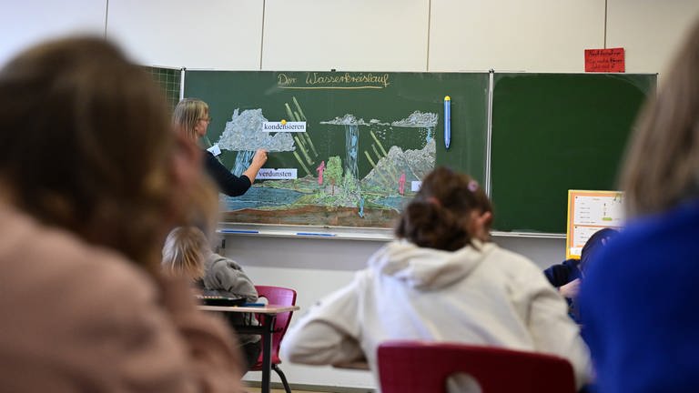 Schulkinder nehmen am Unterricht in einer Grundschule teil. (Foto: dpa Bildfunk, picture alliance/dpa | Bernd Weißbrod)