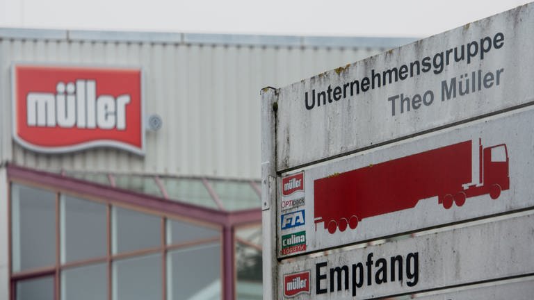 Am Stammsitz der Unternehmensgruppe Theo Müller steht ein verwittertes Firmenschild. (Foto: dpa Bildfunk, picture alliance/dpa | Stefan Puchner)