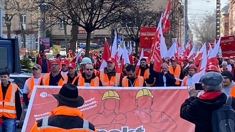 Etwa 300 Bauarbeiter demonstrierten für mehr Lohn (Foto: SWR)