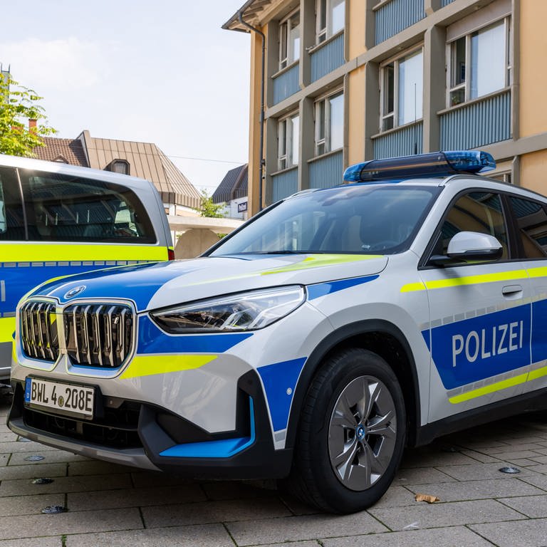 Zwei batterieelektrisch angetriebene Einsatzfahrzeuge der Polizei stehen vor dem Polizeirevier in Kehl. (Foto: dpa Bildfunk, picture alliance/dpa | Philipp von Ditfurth)