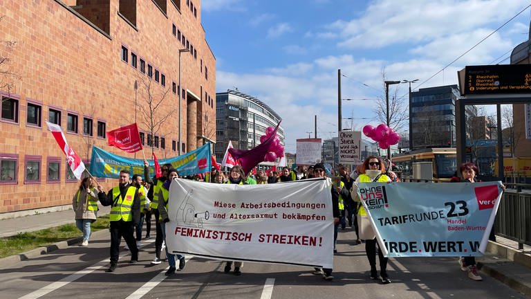 "Feministisch streiken!" steht auf einem Transparent, das streikende Beschäftigte am Freitag (8.3.) bei einer Demonstration in Karlsruhe vor sich hertragen.  (Foto: SWR)
