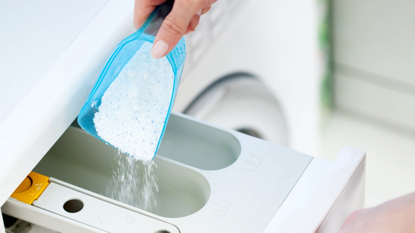 Waschpulver wird in das Waschmittelfach einer Waschmaschine eingefüllt. (Foto: dpa Bildfunk, picture alliance/dpa/dpa-tmn | Christin Klose)