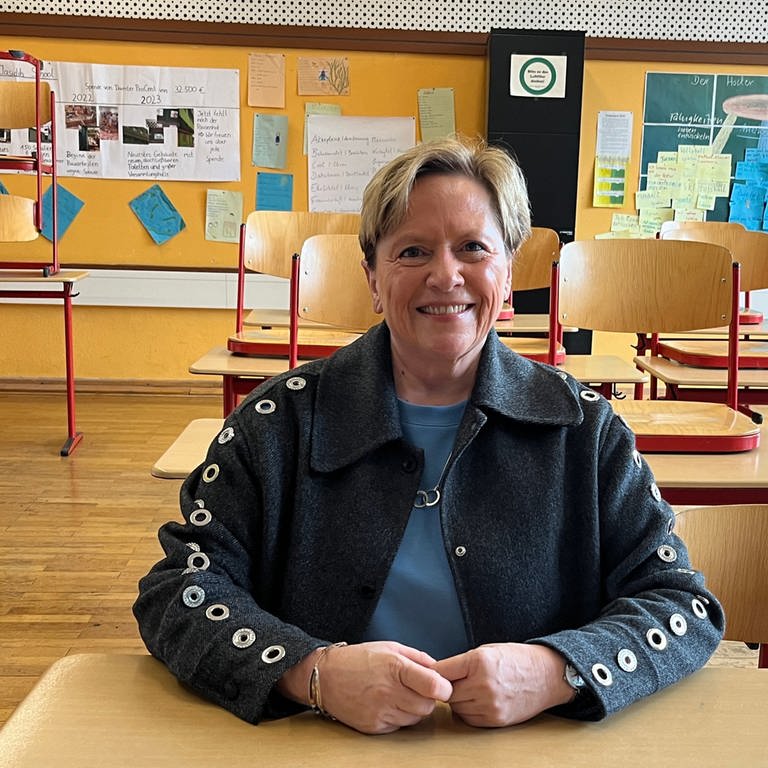 Eisenmann sitzt an einem Tisch in einem leeren Klassenzimmer. (Foto: SWR, SWR | Henning Otte)
