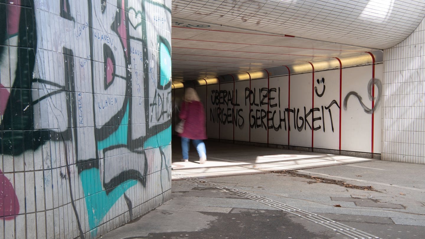 Graffitis sind in einer Unterführung in Tübingen an eine Wand gesprüht. (Foto: dpa Bildfunk, picture alliance/dpa | Marijan Murat)